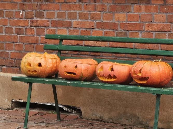 Halloween-Deko auf dem Schulhof